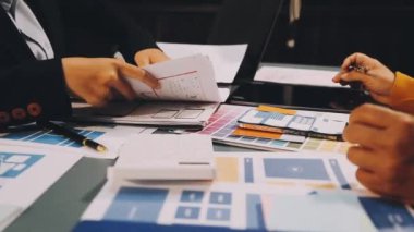 ofiste bilgisayar üzerinde çalışan iş adamları