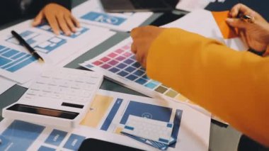 Stüdyoda yeni bir proje üzerinde çalışan profesyonel bir tasarımcıya yakın plan. Yeni bir iş ekibi konsepti