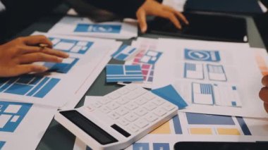 bir grup iş adamı dizüstü bilgisayar ve akıllı telefonla çalışıyor, iş konsepti