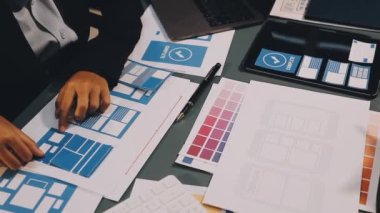 Tablet üzerinde çalışan tasarımcı ve tasarımcı tablet üzerinde yeni projeyi tartışıyor