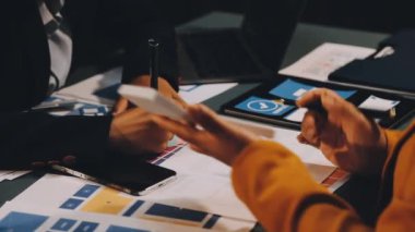 bir grup iş adamı ofiste iş planını tartışıyor..