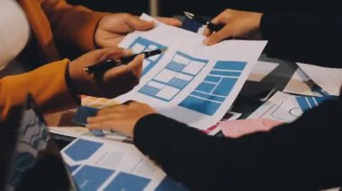 İş adamları toplantıda beyin fırtınası yapıyorlar, takım çalışması konsepti