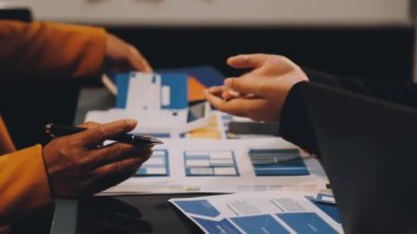 Genç işadamı ofiste dizüstü bilgisayarla çalışıyor..