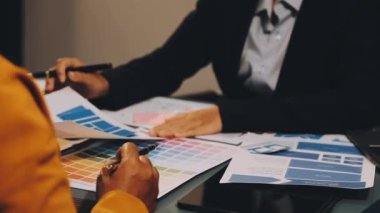 İş adamları toplantıda strateji tartışıyor ve planlıyorlar..