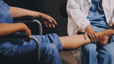 Doktor hastayı hastanede muayene ediyor.