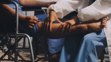 Doktor hastanede bacağını muayene ediyor.