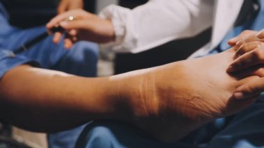 Doktor hastanedeki kan basıncını ölçüyor..