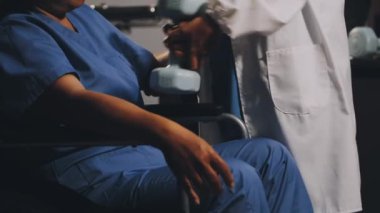 Tekerlekli sandalyedeki kadın