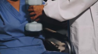 Doktor hastayı tutuyor.