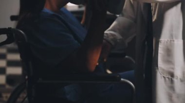 Arka planda hastası olan bir hemşireyi kapatın.