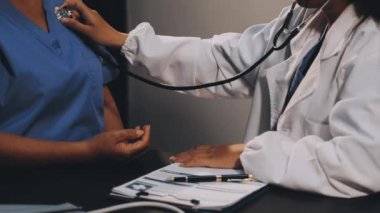 kadın doktor elinde bir Pano