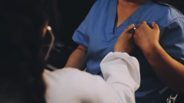 Doktor ve hemşire ameliyathaneyi kapatın..