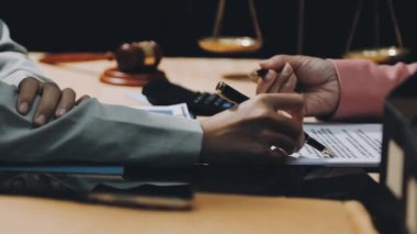 İş adamı avukat bir toplantıda çalışıyor..