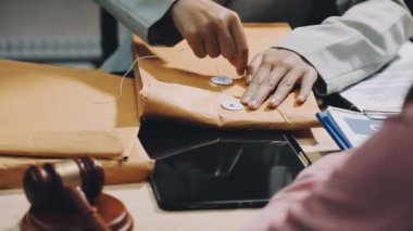 Takım elbiseli ve kravatlı işadamı ofiste belgelerle çalışıyor.