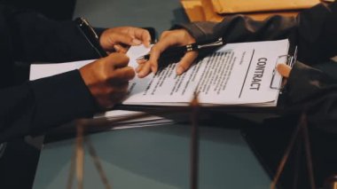 adam bir belge imzalama