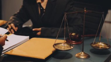 Yargıç tokmağı belgelerle ve belgelerle birlikte ofisteki ahşap masada, avukat konsepti