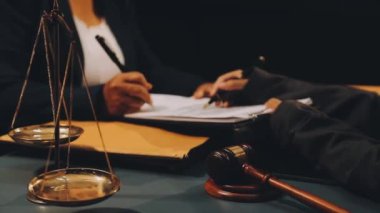 Ofiste oturan iş adamı.