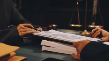 Avukat ofiste belgelerle çalışıyor. Hukuk, adalet, hukuk ve hukuk hizmetleri kavramı.