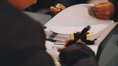 Ofiste çalışan iş adamları