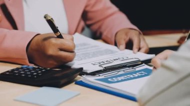 İşadamları belgeleri imzalıyor. iş konsepti