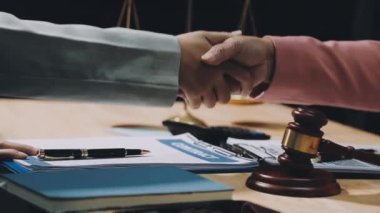 Avukat ve yargıç hukuk bürosunda el sıkışıyor