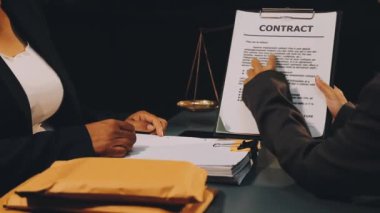 İş adamlarının kontratını imzala