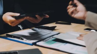 Ofiste çalışan iş adamları