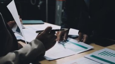 İş adamları mali planı tartışıyor