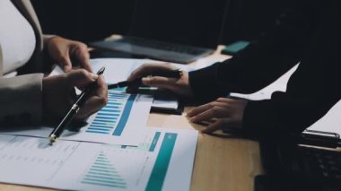 İş adamları ofiste toplanıyor.