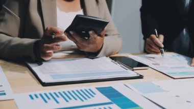 İş adamları birlikte çalışıyor ve toplantıda iş planlarını tartışıyorlar