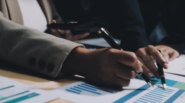 İş adamları masada toplanıyor. Ofiste birlikte çalışan iş ekibi..