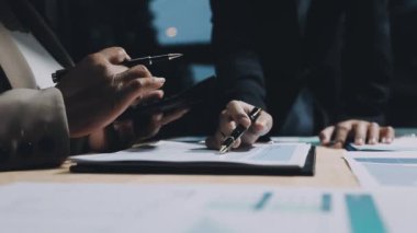 iş takım tartışarak yeni proje