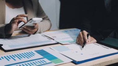 mali çizelgeleri tartışırken iş takım