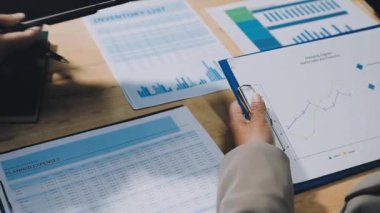 Bilgisayarda çalışan ve tablet bilgisayar kullanan işadamlarının kapatılması