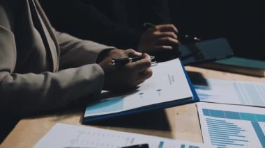 İş adamları ofiste toplanıyor.