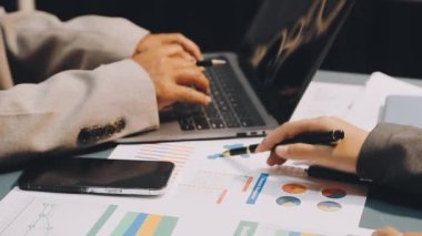 Ofiste çalışan iş adamları.