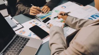 İş ekibi ofiste yeni projeyi tartışıyor