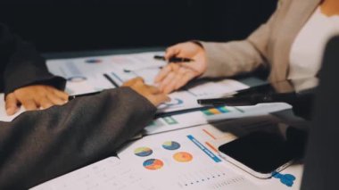 Genç adam ofiste bir toplantıda çalışıyor.