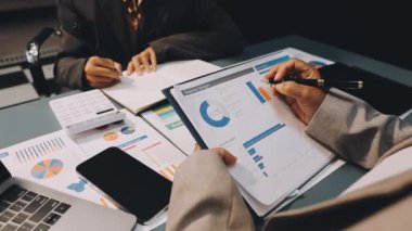 İşadamının çalışma masasında grafik çizelgesi ve kalemle tablet bilgisayar kullanmasını kapat