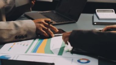 İş adamları ve iş adamları mali verileri tartışıyor ve analiz ediyorlar