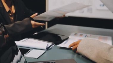 Modern ofiste çalışan iş adamlarına yakın çekim