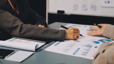 İş adamları modern bir ofiste yeni iş planlarını tartışıyor.