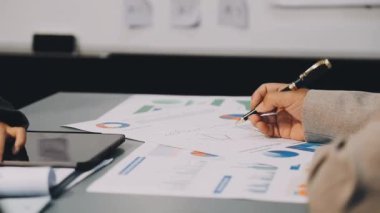 İş adamları toplantıda strateji tartışıyor ve planlıyorlar