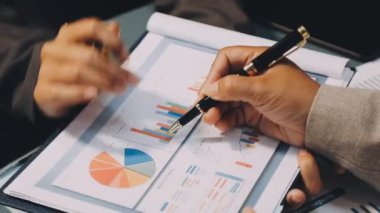 İşadamı ofisteki masasında bir kağıt yazıyor.