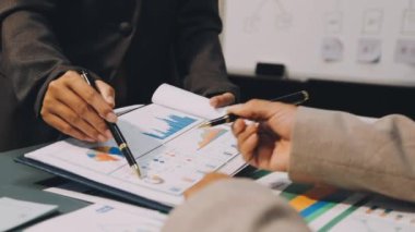 İş adamı ve işkadını ofiste proje üzerinde çalışıyorlar