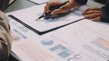 Ofisteki dizüstü bilgisayardaki çizelgeleri analiz eden bir iş adamı. Kalem kullanarak işadamının elini kapat.