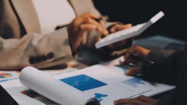 İş kadını ofiste kağıda notlar yazıyor.