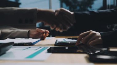 İş adamları ofiste el sıkışıyor. iş toplantısı kavramı.