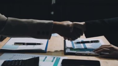 İş Adamları Tokalaşıyor