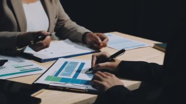 İş Adamları Tokalaşıyor